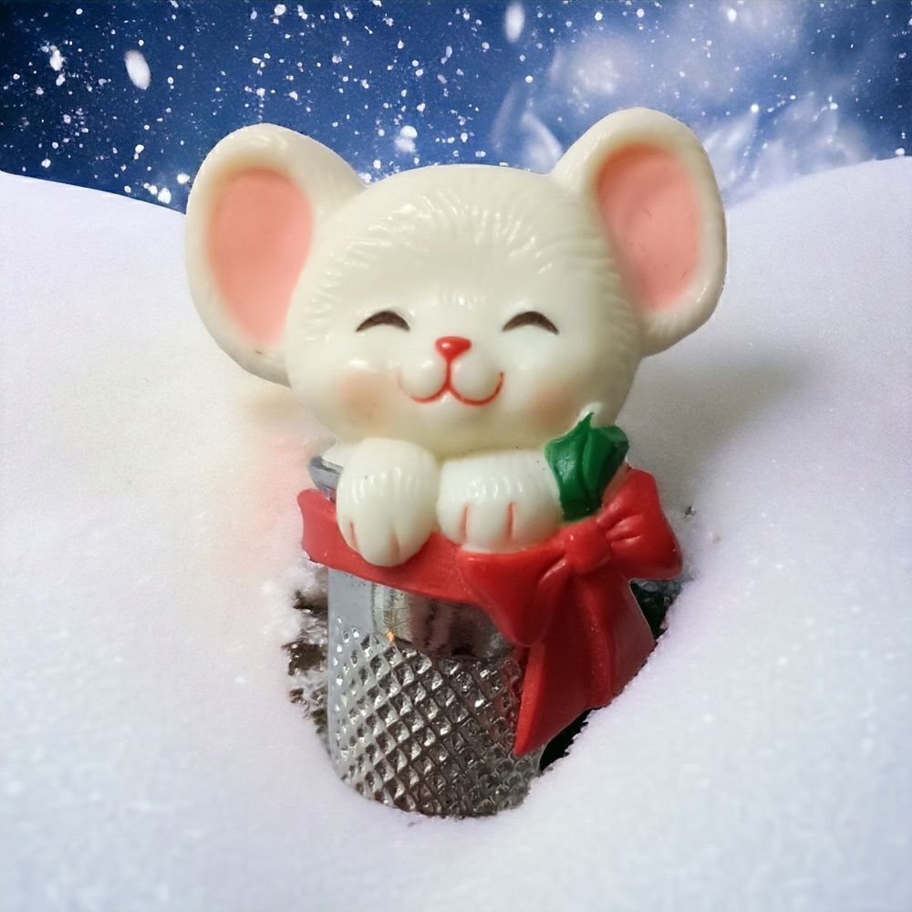 Vtg Hallmark Mouse in Thimble Brooch Christmas Pin Red Bow Holly Retro Kitschy‎